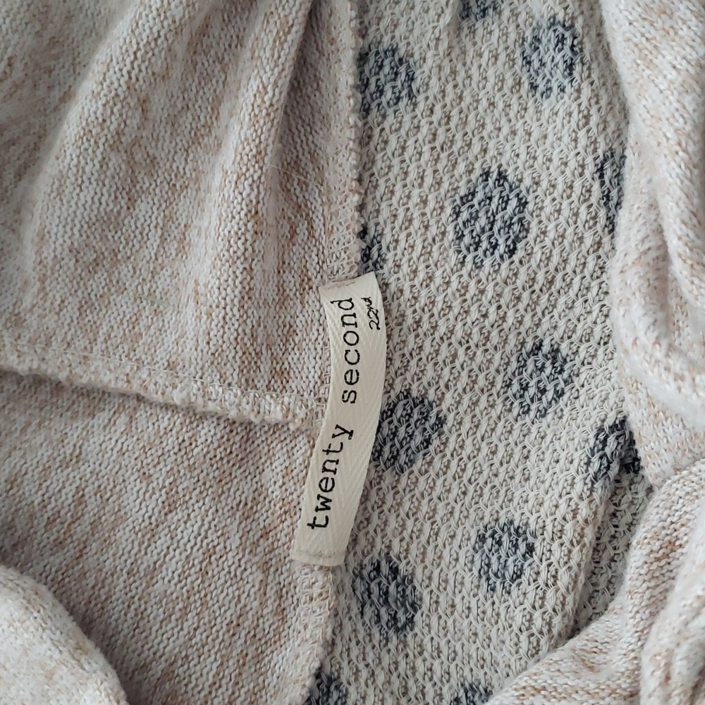 Boutique light weight hooded pullover - Picture 3 of 3